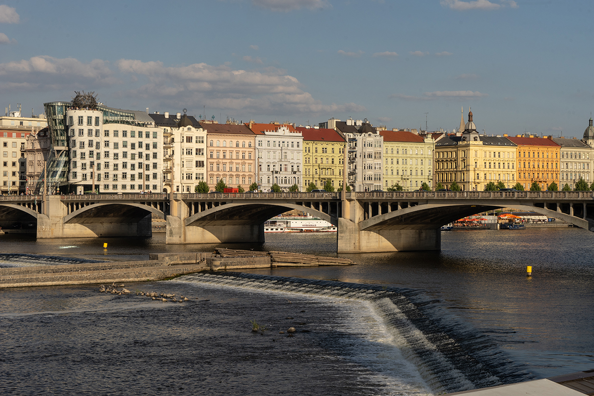 Вид на Йираскув мост, он соединяет пражские районы Нове-Место и Смихов
