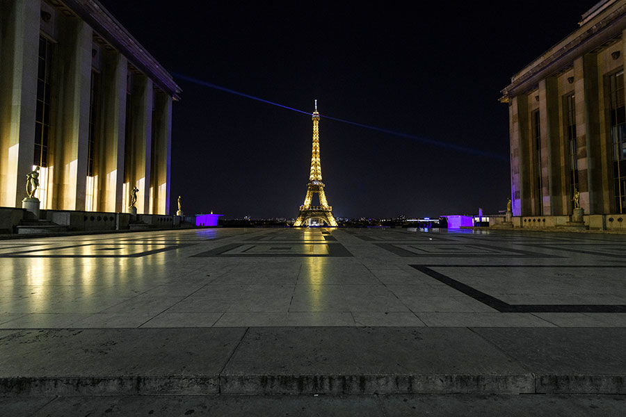 Президент Франции Эмманюэль Макрон заявил о введении комендантского часа на фоне второй волны COVID-19 в ряде городов, в том числе в&nbsp;Париже, Лилле, Лионе, Марселе, Тулузе. На фото:&nbsp;пустая площадь Трокадеро во время комендантского часа в Париже