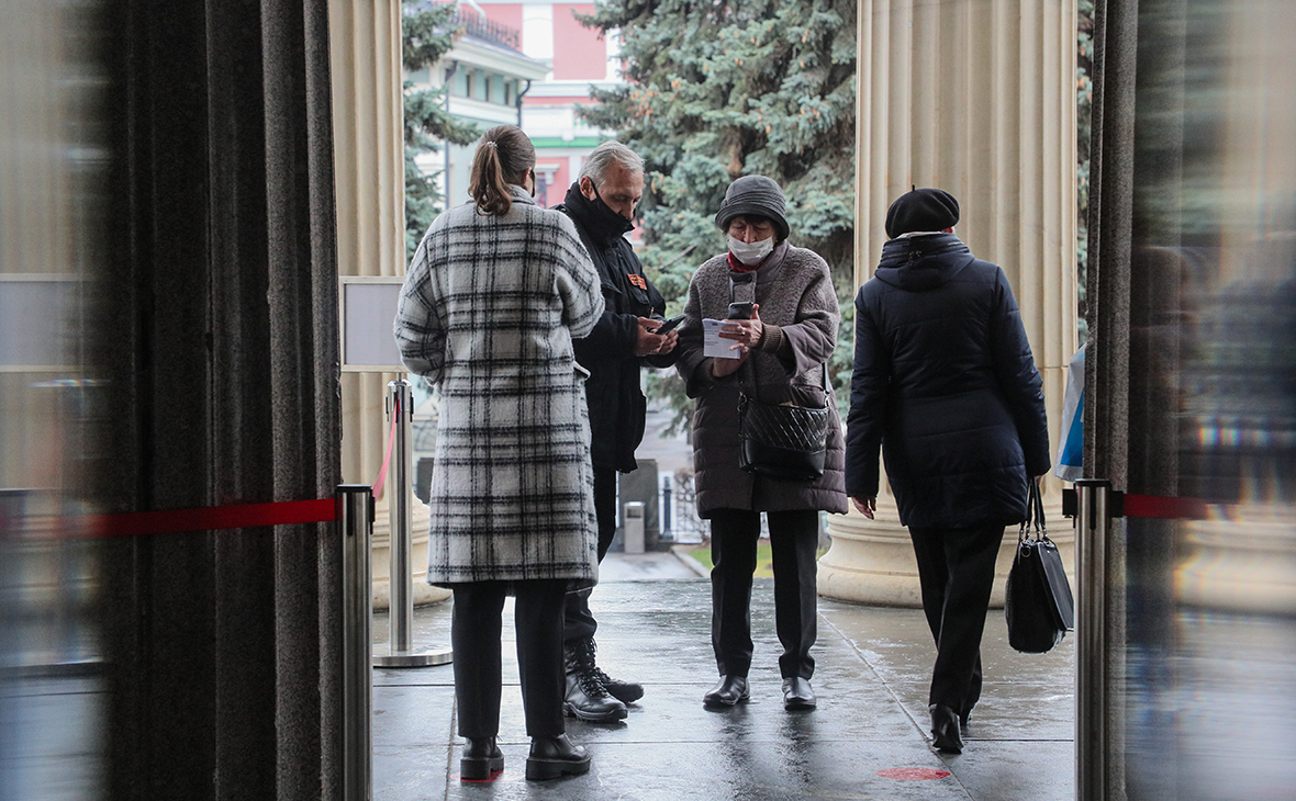 Минкультуры разъяснило правила допуска в театры иностранцев