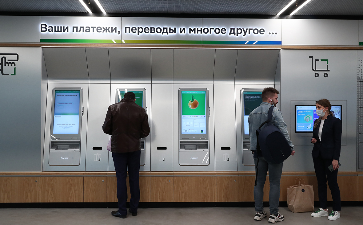 Несколько крупных банков остановили валютные переводы внутри России