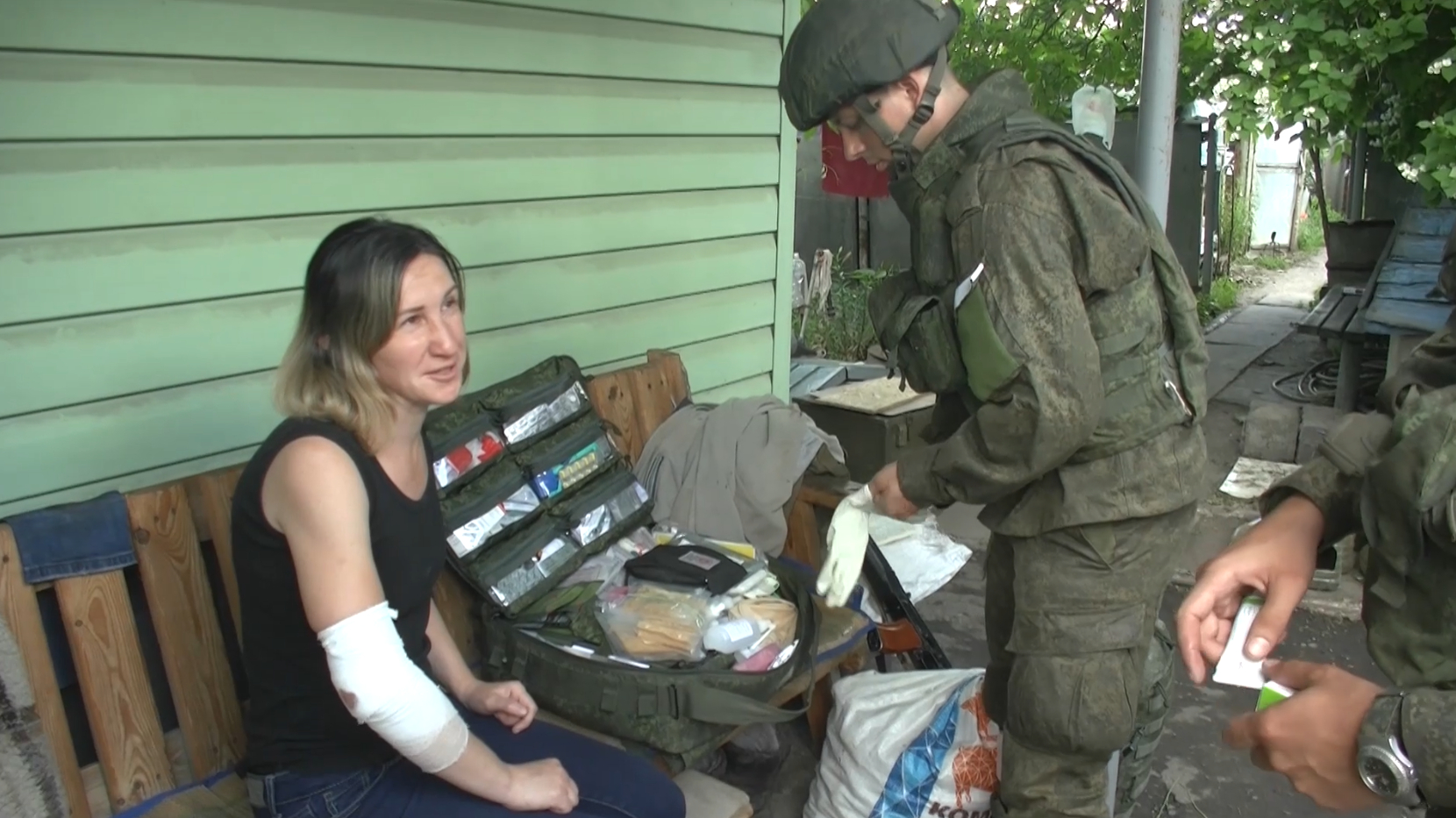 Минобороны показало видео оказания медпомощи жителям Харьковской области