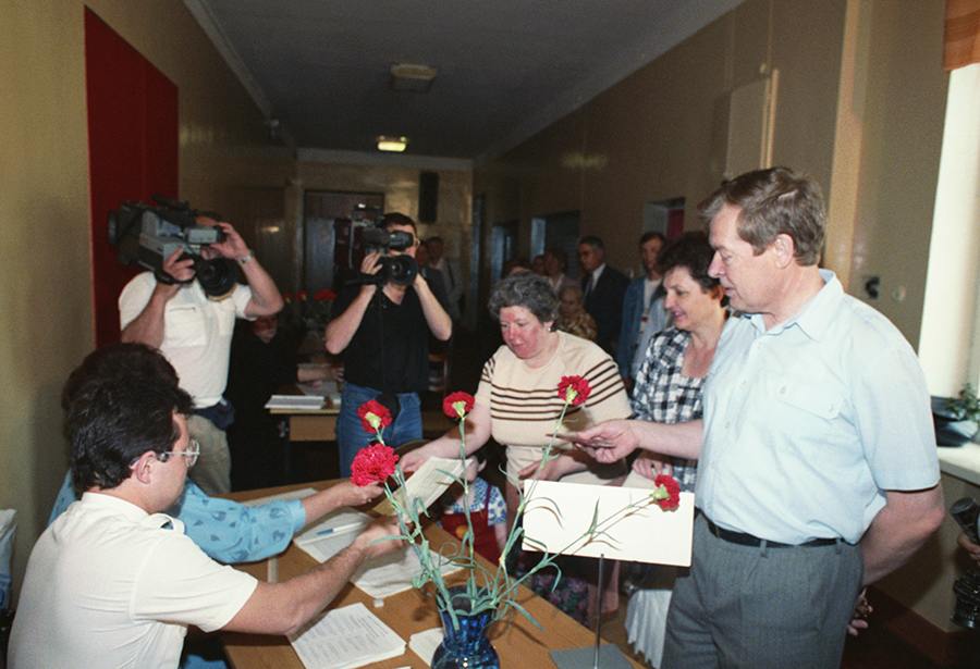 Кандидат в президенты РФ Вадим Викторович Бакатин во время голосования на избирательном участке&nbsp;12 июня 1991 года