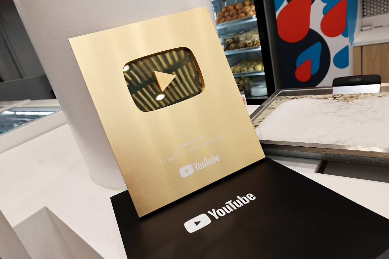 &laquo;Золотая кнопка YouTube&raquo; &mdash; награда для авторов, чьи каналы набрали 1 млн подписчиков.