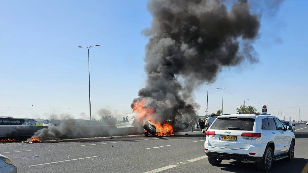 Два человека погибли при падении самолета в Израиле на шоссе