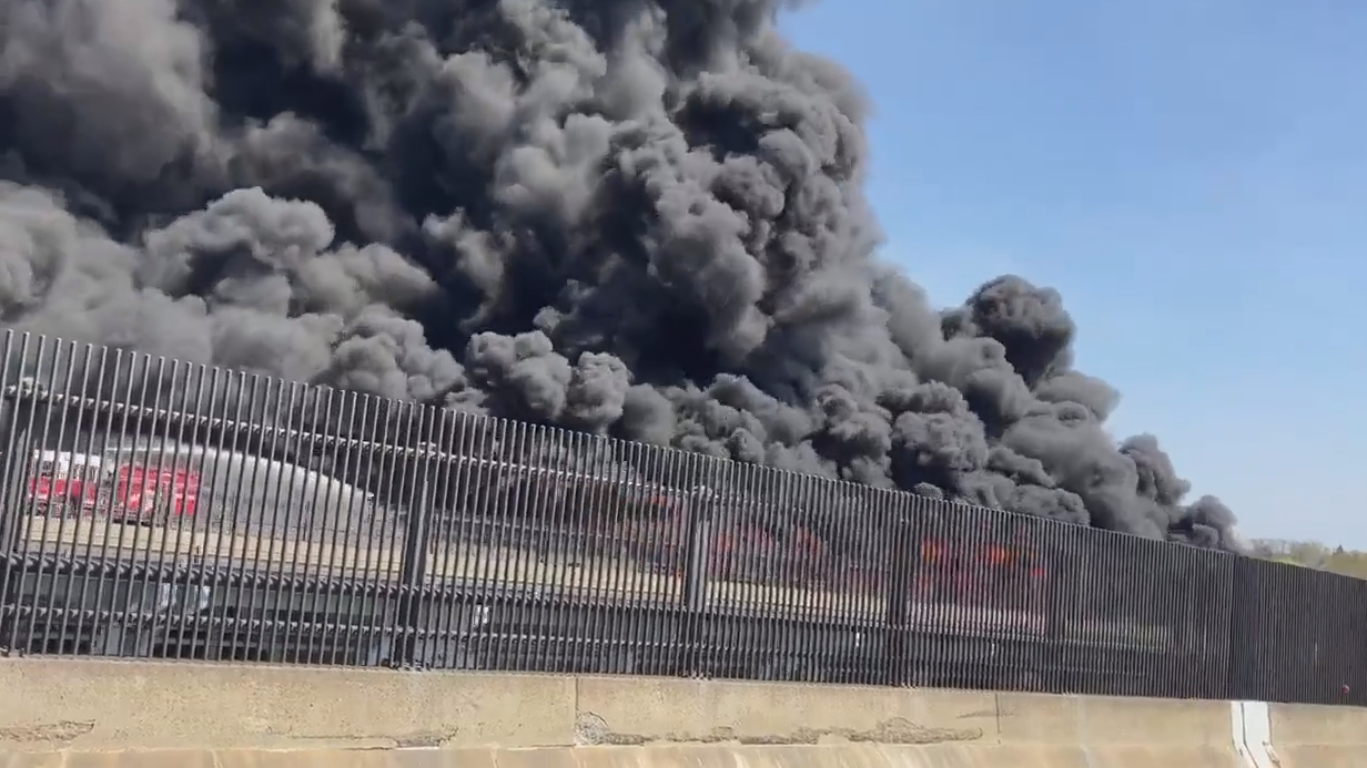 Бензовоз взорвался на самом большом мосту в Коннектикуте. Видео