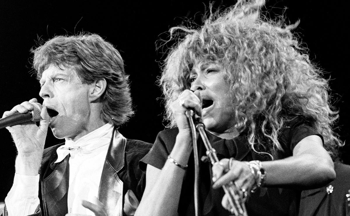 <p>Тина Тернер и Мик Джаггер во время выступления в 1989 году</p>