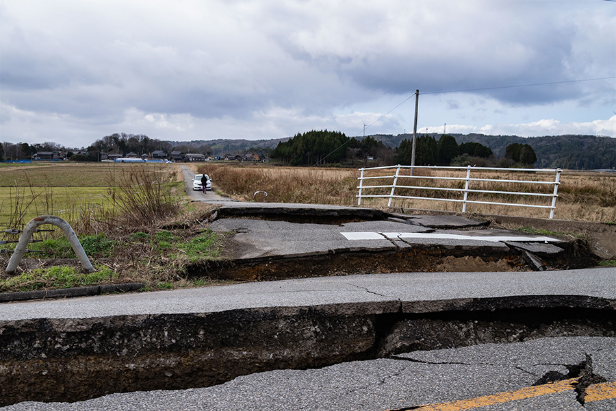 Разрушенные дороги лишили многие из населенных пунктов префектуры Исикава связи с остальными частями страны.