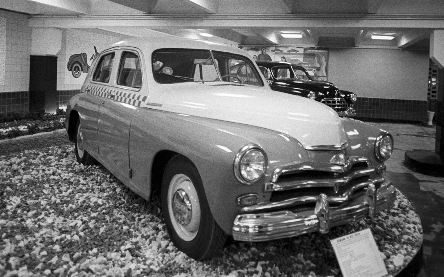Советский легковой автомобиль ГАЗ-М-20 &laquo;Победа&raquo;, представленный в Музее такси на территории 19-го таксомоторного парка. Москва. Июнь 1975 г.