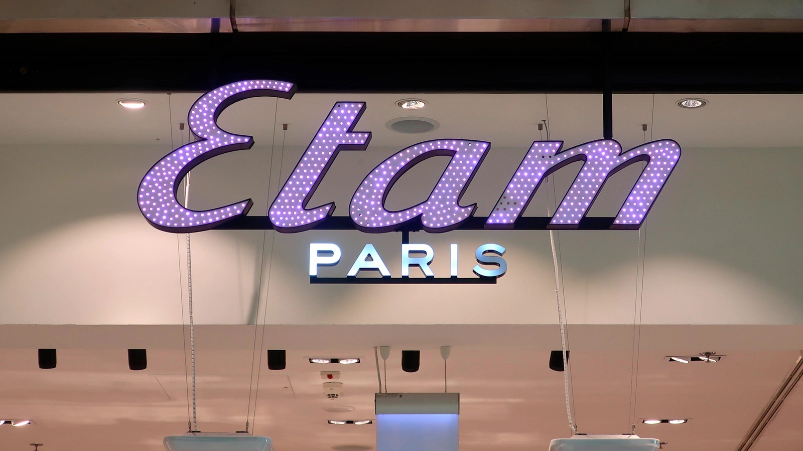 В России закрылись почти все магазины нижнего белья Etam