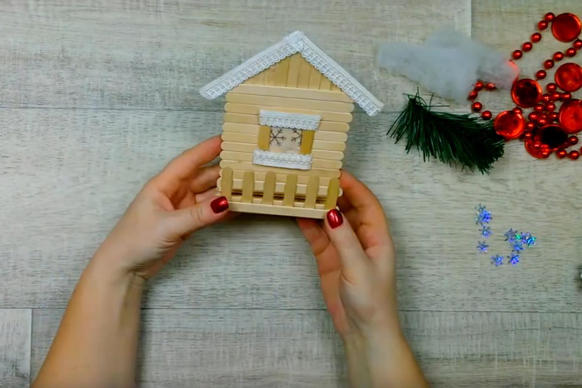 Как сделать новогодний домик из палочек от мороженого