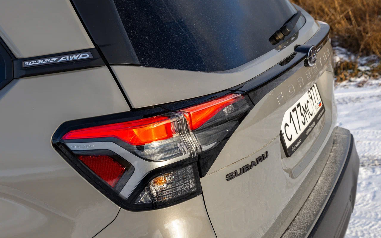 На задних фонарях создатели шестого Subaru Forester оторвались по полной: рассматривать хитросплетения фактур в стекле, разнообразие цветов и линий можно хоть до скончания времен