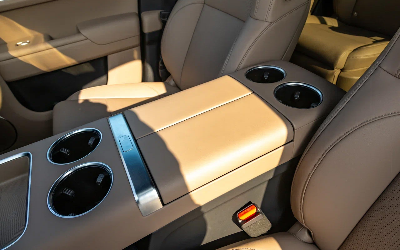 Широкий подлокотник с двумя створками удобен и приятен&nbsp;на ощупь