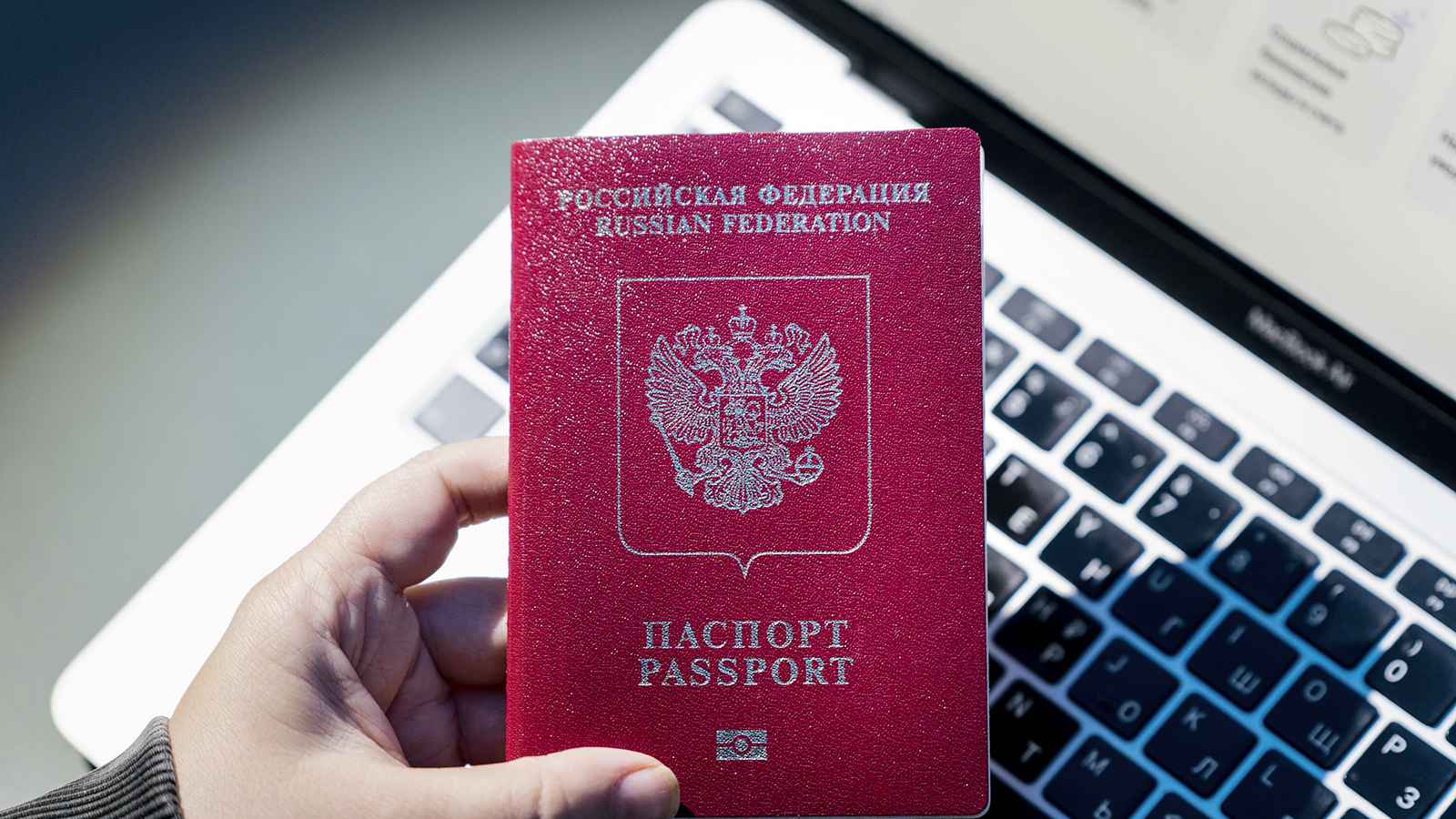 Россияне могут завести два загранпаспорта. Но есть нюанс