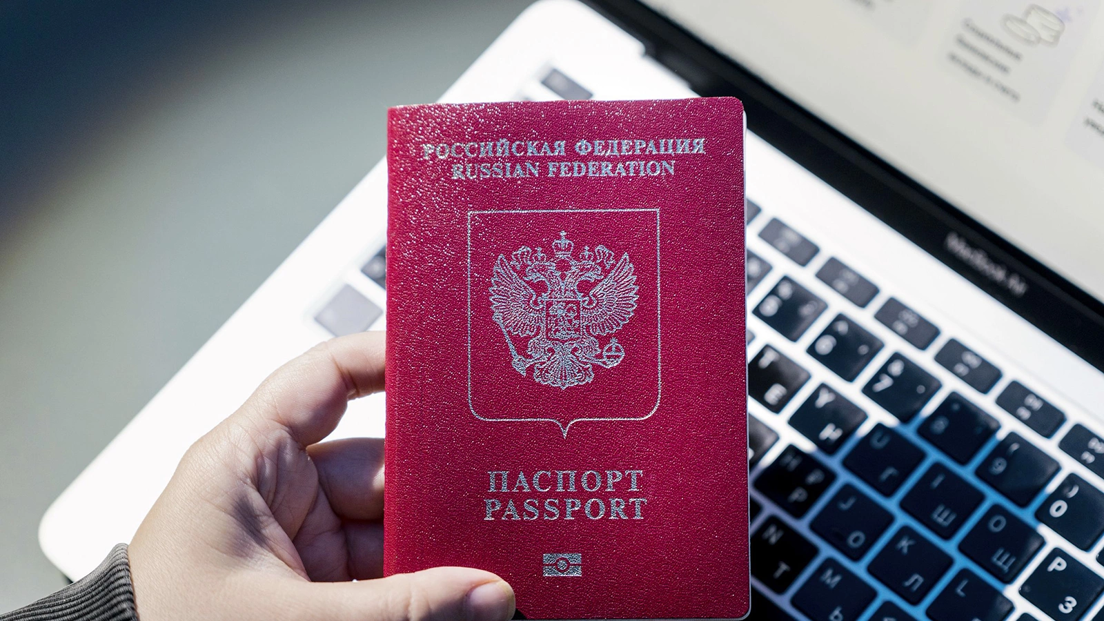 Россияне могут завести два загранпаспорта. Но есть нюанс