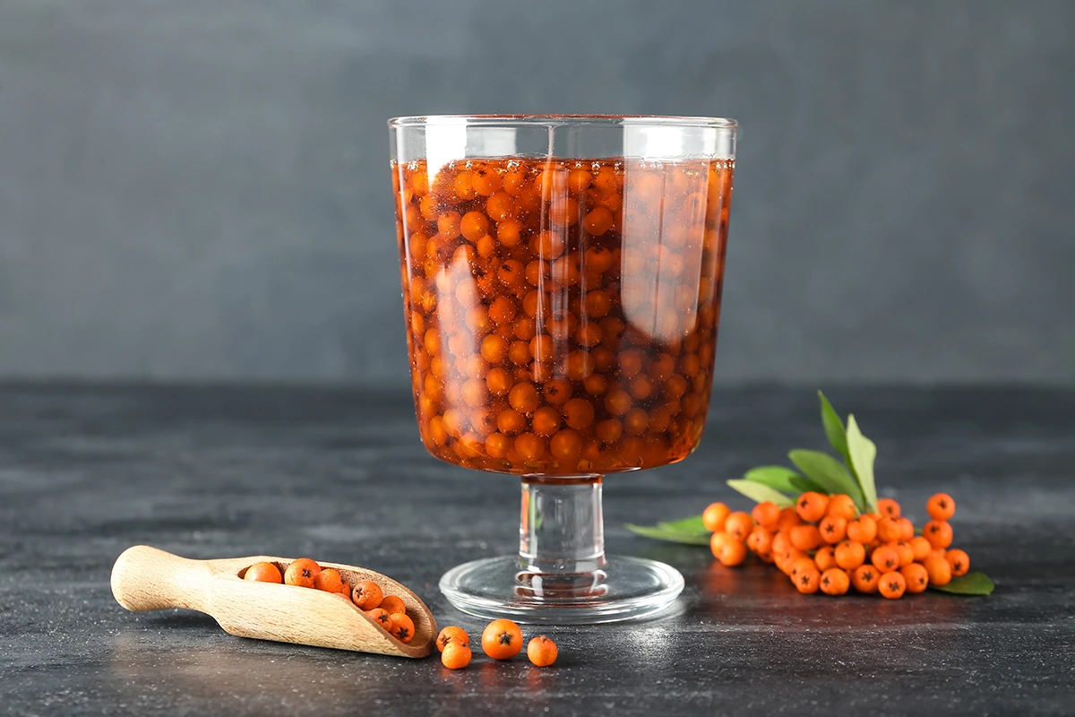 Красная рябина ( Sorbus aucuparia) — заметно горче и ароматнее