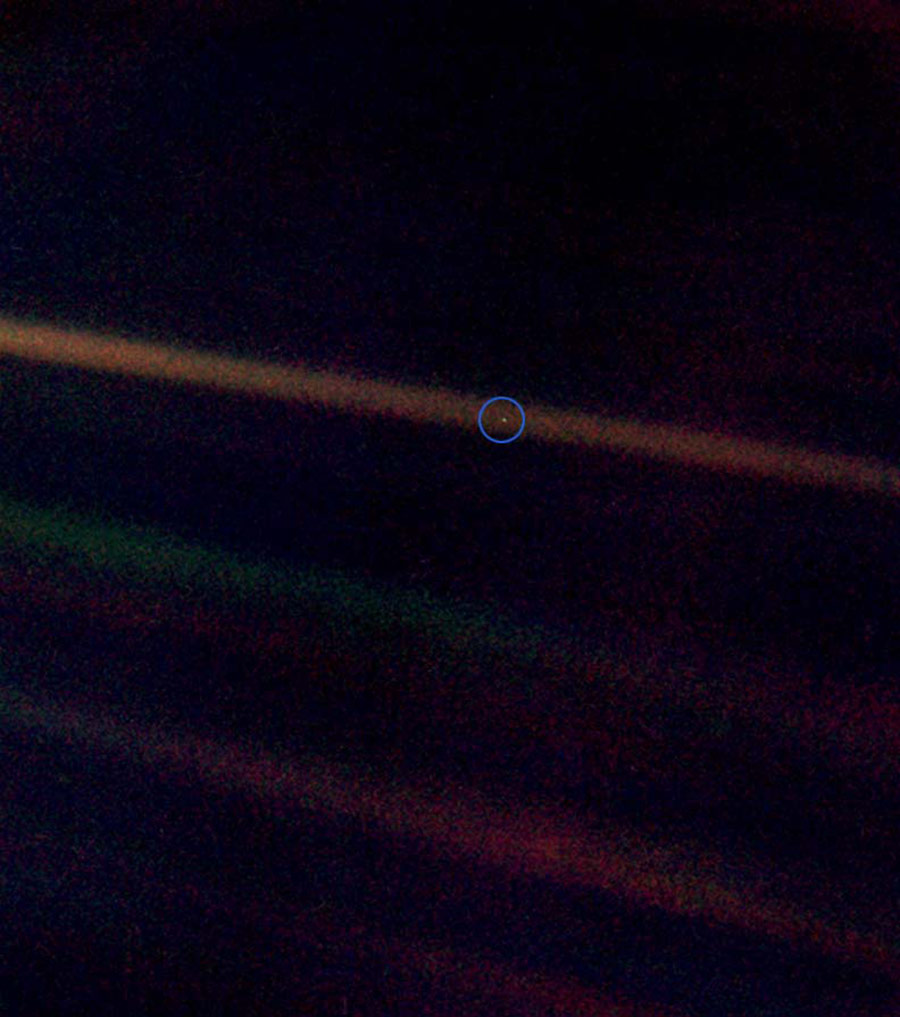 &laquo;Бледно-голубая точка&raquo; (&laquo;Pale Blue Dot&raquo;) &mdash; одна из самых знаменитых фотографий, сделанная аппаратом &laquo;Вояджер-1&raquo; в 1990 году. На снимке Земля сфотографирована с расстояния в 6 млрд км.
