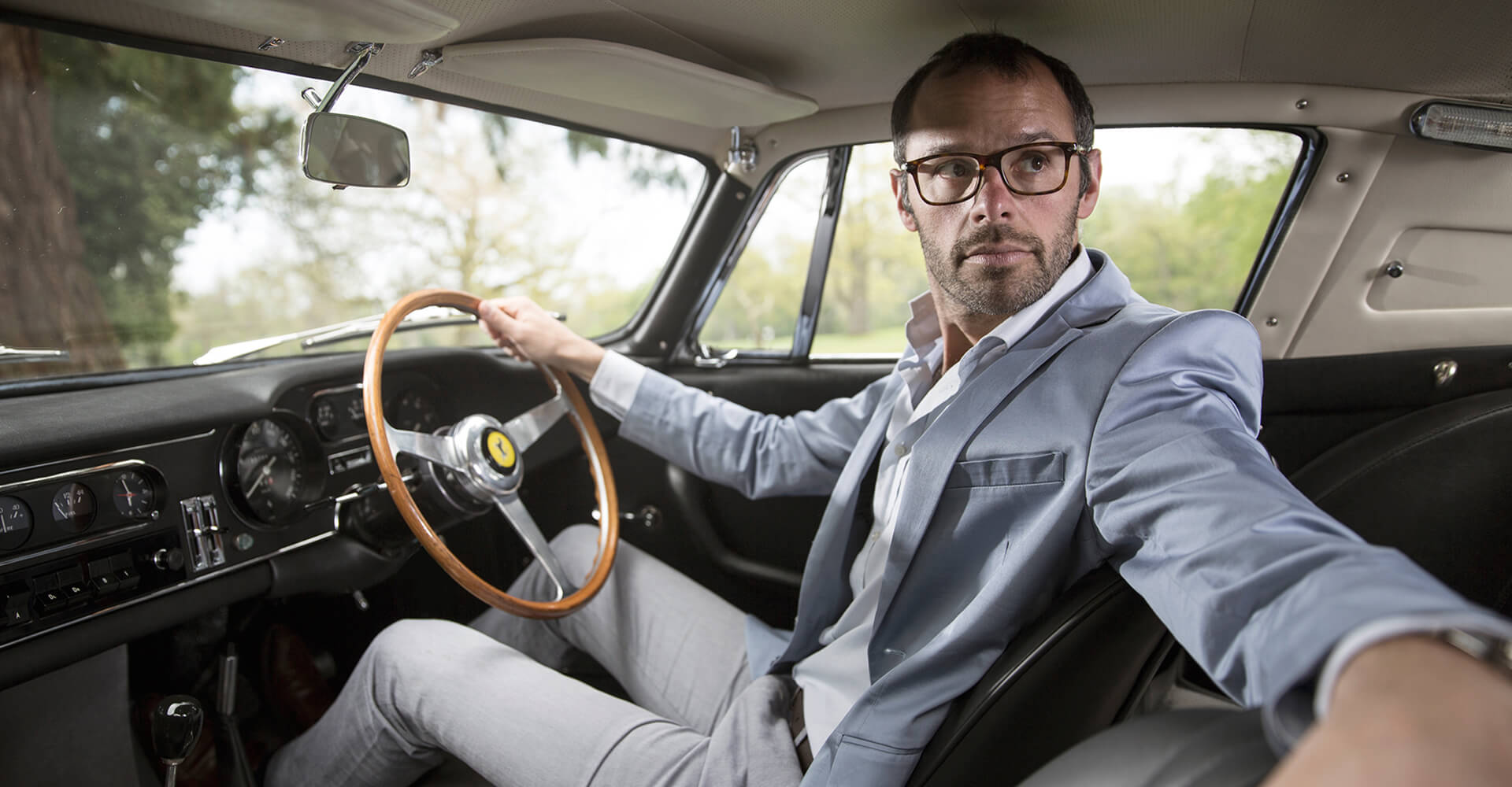 Макс Жирардо, в прошлом успешный аукционер, сегодня владелец собственного брокерского бюро по продаже антикварных автомобилей