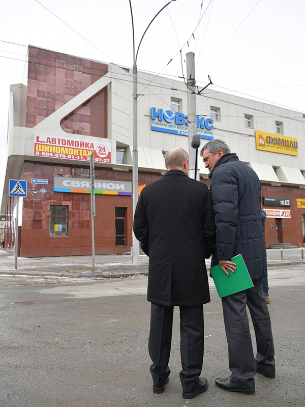 Путин вместе со своим полпредом в Сибирском федеральном округе Сергеем Меняйло осмотрел здание торгового центра
