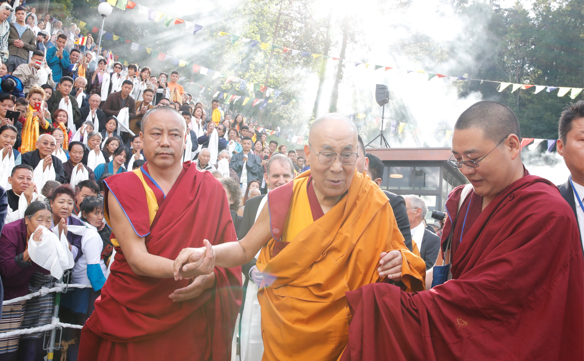 Далай-лама XIV (в центре)
