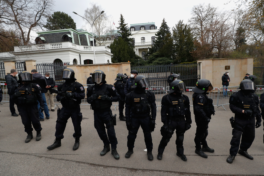У посольства России в Чехии произошла стычка между митингующими