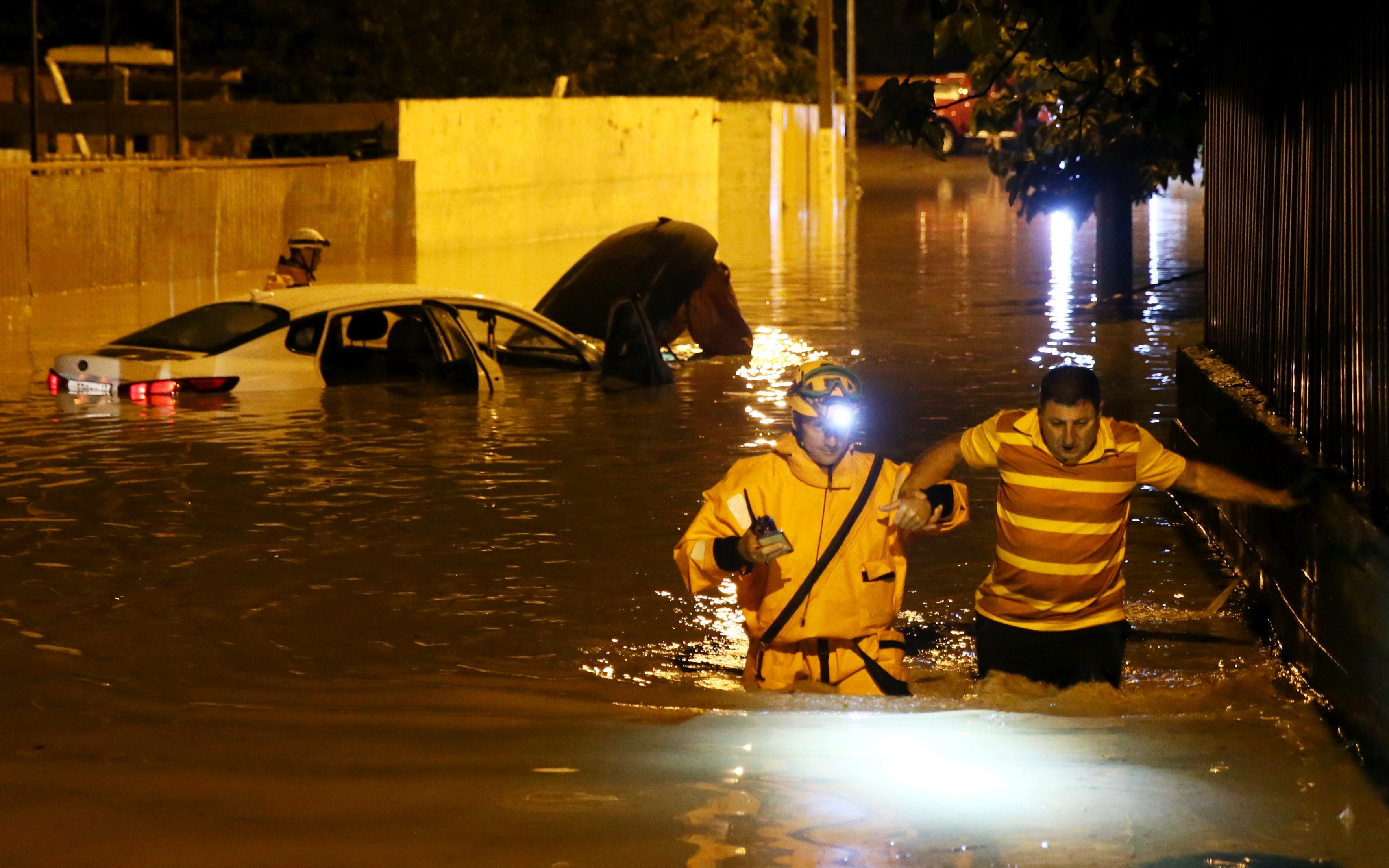 Ливни снова затопили Сочи, машины оказались под водой. Фото, видео ::  Autonews