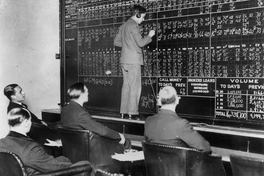 Члены лондонского клуба наблюдают за котировками фондового рынка Нью-Йорка во время биржевого краха, 31 октября 1929 года