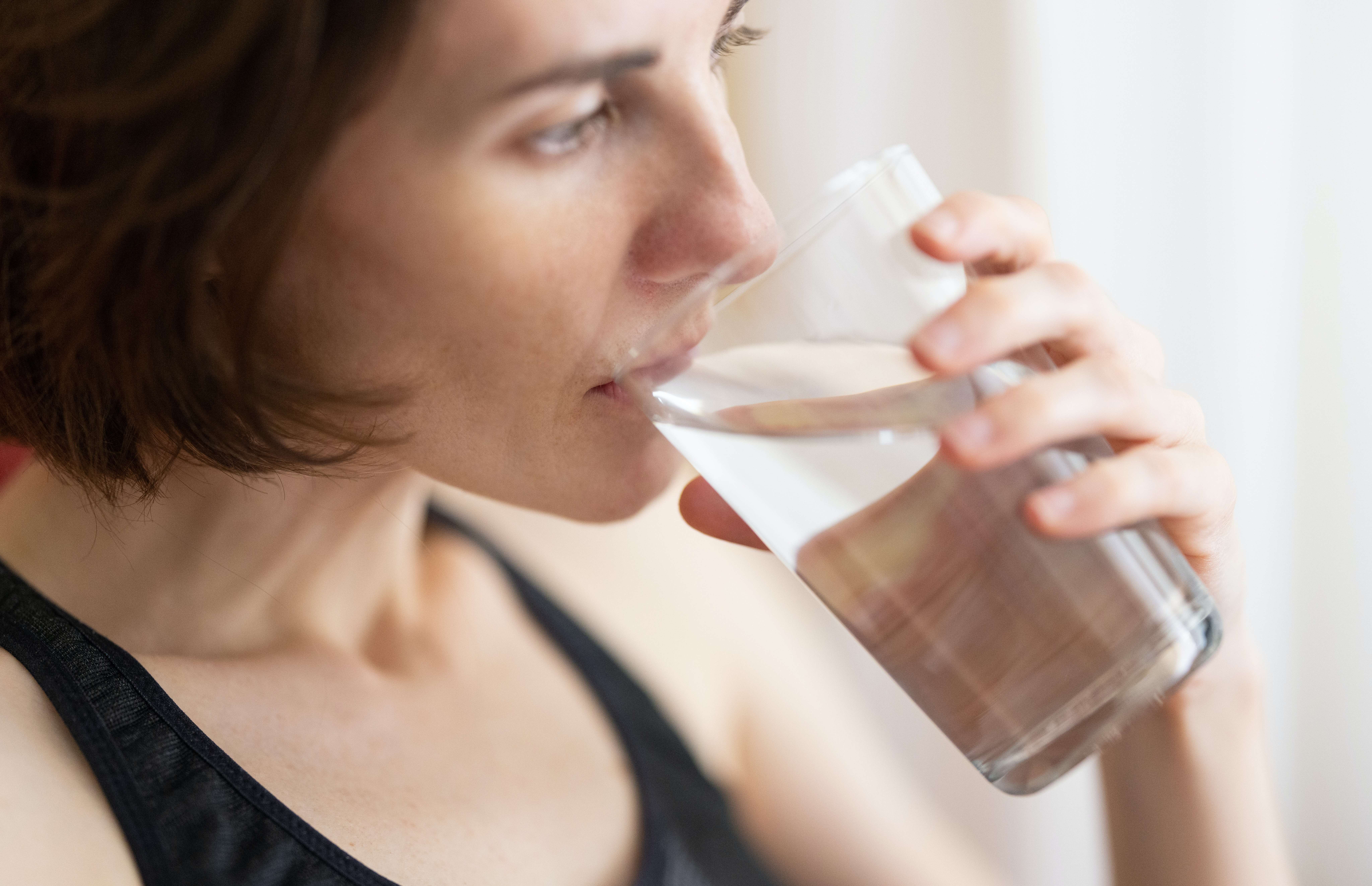Натощак можно пить воду перед анализами. Стакан воды. Пьющая женщина. Женщина пьет воду. Несахарный диабет.