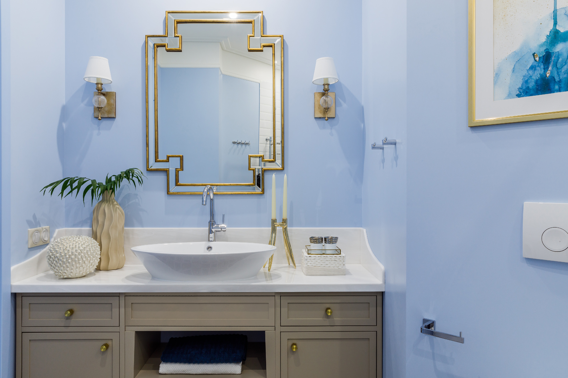 В небольших ванных комнатах фацеты на зеркале дадут больше света и пространства. Еще одно решение — чередовать зеркальную плитку с фацетом с керамической