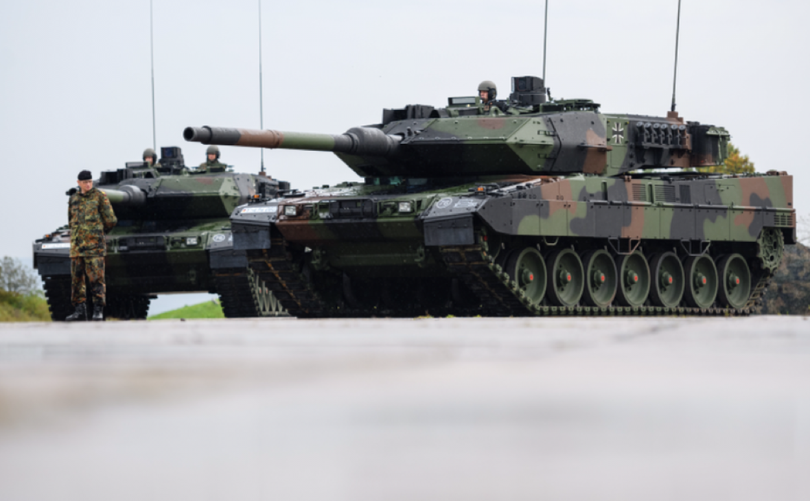 Министр обороны Германии назвал сроки передачи Украине танков Leopard"/>













