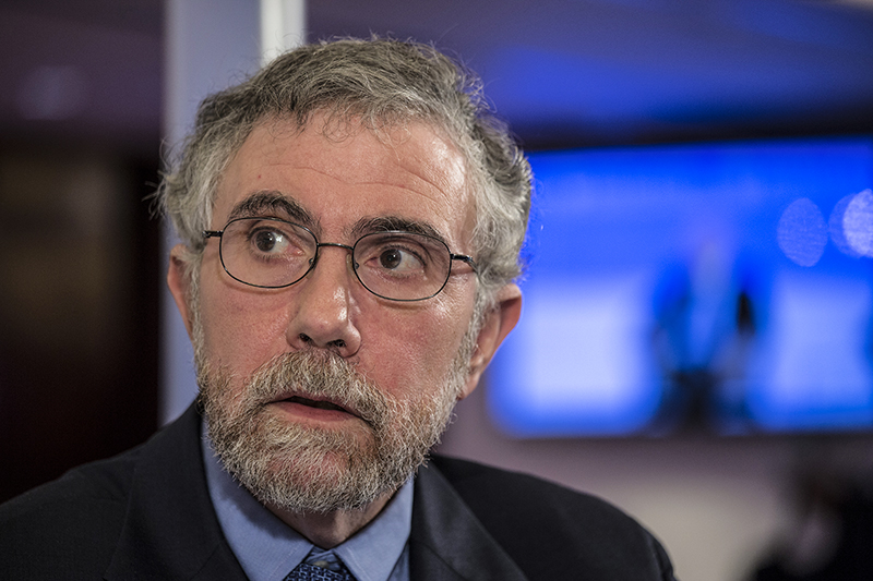 Пол Кругман (Paul Krugman)&nbsp;

&nbsp;

Лауреат 2008 года&nbsp;

&nbsp;

За анализ торговых моделей и распределения экономической активности&nbsp;

&nbsp;

Пол Кругман является, пожалуй, одним из самых популярных экономистов-нобелиатов, причем славу он снискал задолго до получения премии, и не как ученый, а как публицист. С 2000 года он &ndash; постоянный колумнист газеты The New York Times, также Кругман&nbsp;писал для таких американских изданий, как Fortune, Slate и др.&nbsp;

&nbsp;

Он исследовал международную торговлю в применении к индустриально развитым странам и проблемы экономической географии. В частности, Кругман искал ответ на вопрос: что, если из-за транспортных издержек торговля между странами станет невозможна? Экономист пришел к выводу, что в процессе глобализации фирмы укрупняются и в результате получают возможность экономить на масштабах производства. Отдельные страны в данной модели будут специализироваться (например, на производстве одного вида автомобилей), укрупнение производства позволит им быть более эффективными за счет экономии на масштабе. Таким образом, размещение фирм в эпоху глобализации является компромиссом между использованием экономии на масштабе производства и экономии на транспортных издержках.&nbsp;

&nbsp;

Экономист Авинаш Диксит (соавтор модели монополистической конкуренции &laquo;Диксита-Стиглица&raquo;, которая легла в основу работ Кругмана) отмечал его удивительную способность объяснять сложные вещи простым языком. &laquo;Даже если бы он не был особо ценным ученым-экономистом, он мог бы сделать карьеру как переводчик с экономического английского на разговорный английский&raquo;,&nbsp;&ndash; писал про коллегу Диксит.