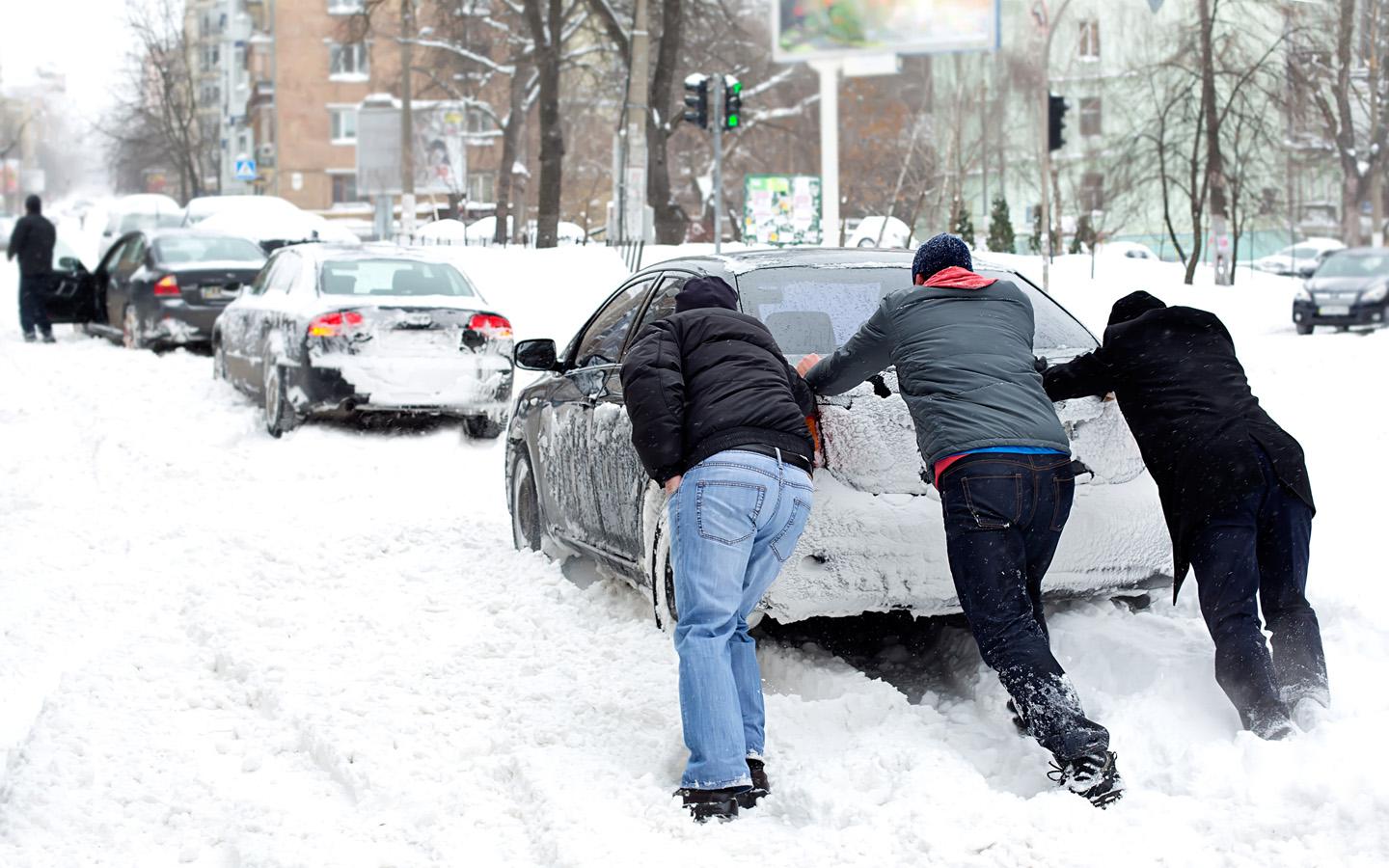 Что делать, если машина застряла в снегу: как выехать из сугроба