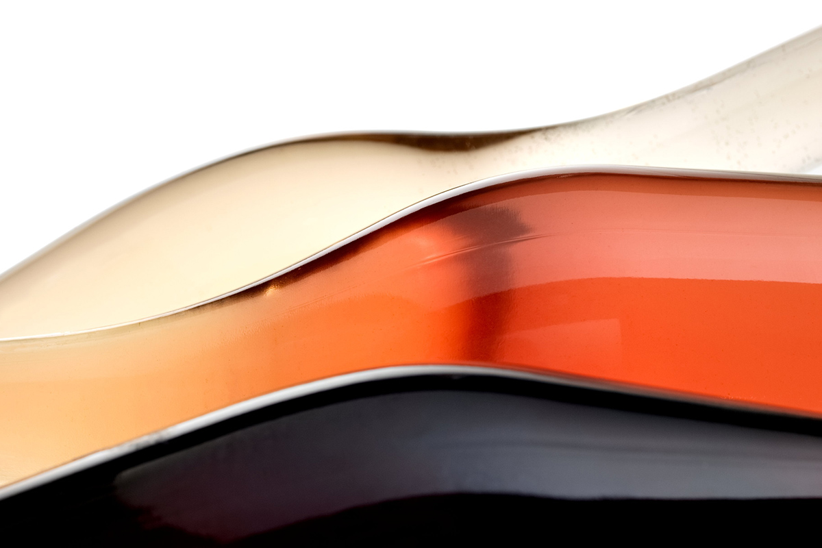 Оттенки лимона, апельсина, уютный шоколадный тон наряду с нежным розовым, двумя яркими красными и насыщенным лиловым — такие цвета назвал Институт цвета Pantone в качестве главных цветов осени 2025-го и будущей зимы 2026-го