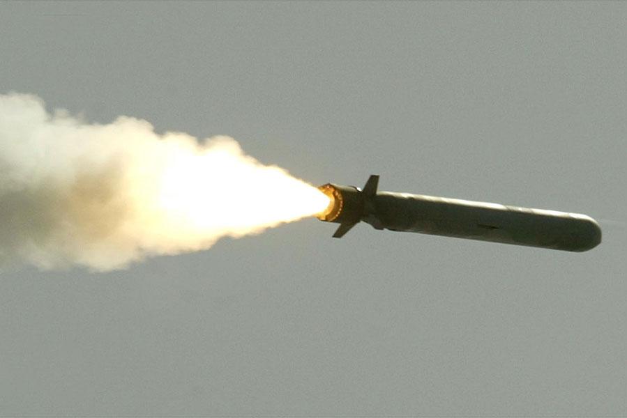 Крылатая ракета «Томагавк» летит в сторону Ирака после запуска с ракетного крейсера AEGIS USS San Jacinto в Красном море, 25 марта 2003 года