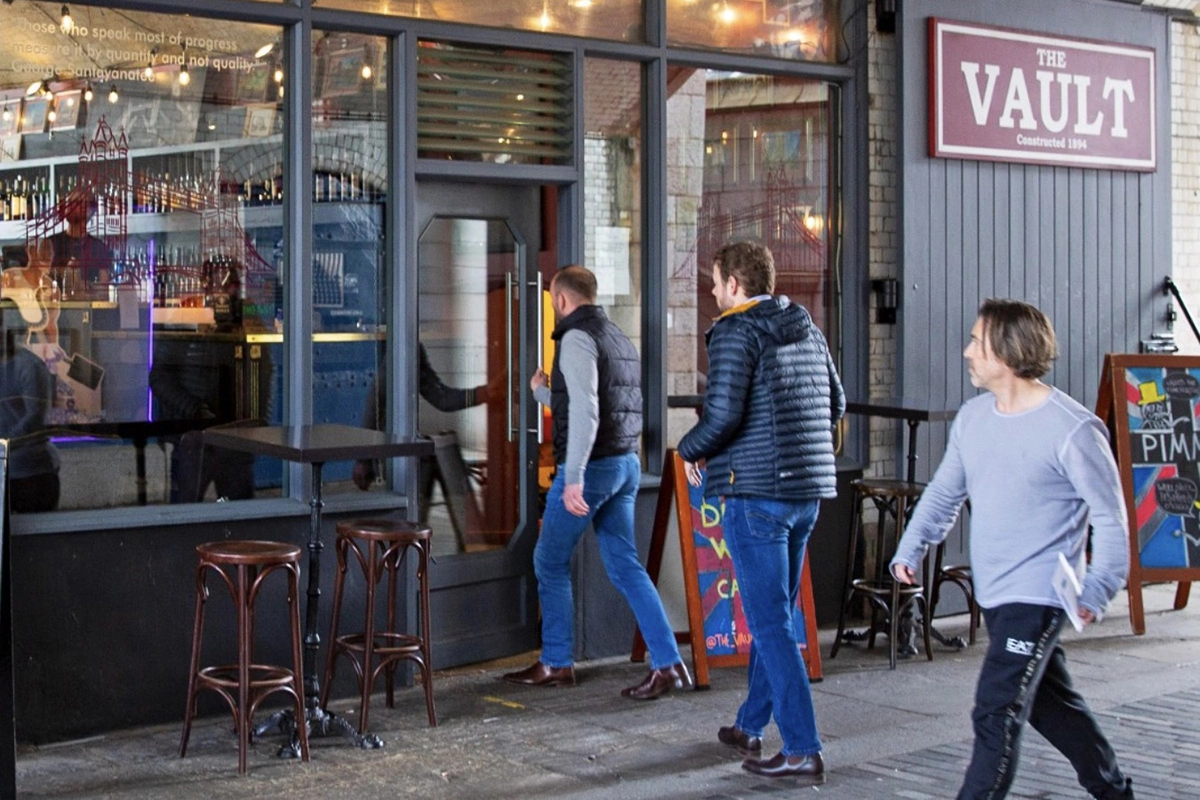 Поскольку паб The Vault 1894 частично расположен непосредственно в опоре моста, то иногда посетителям приходится проходить через помещения, высота потолков которых составляет всего 1,5 м