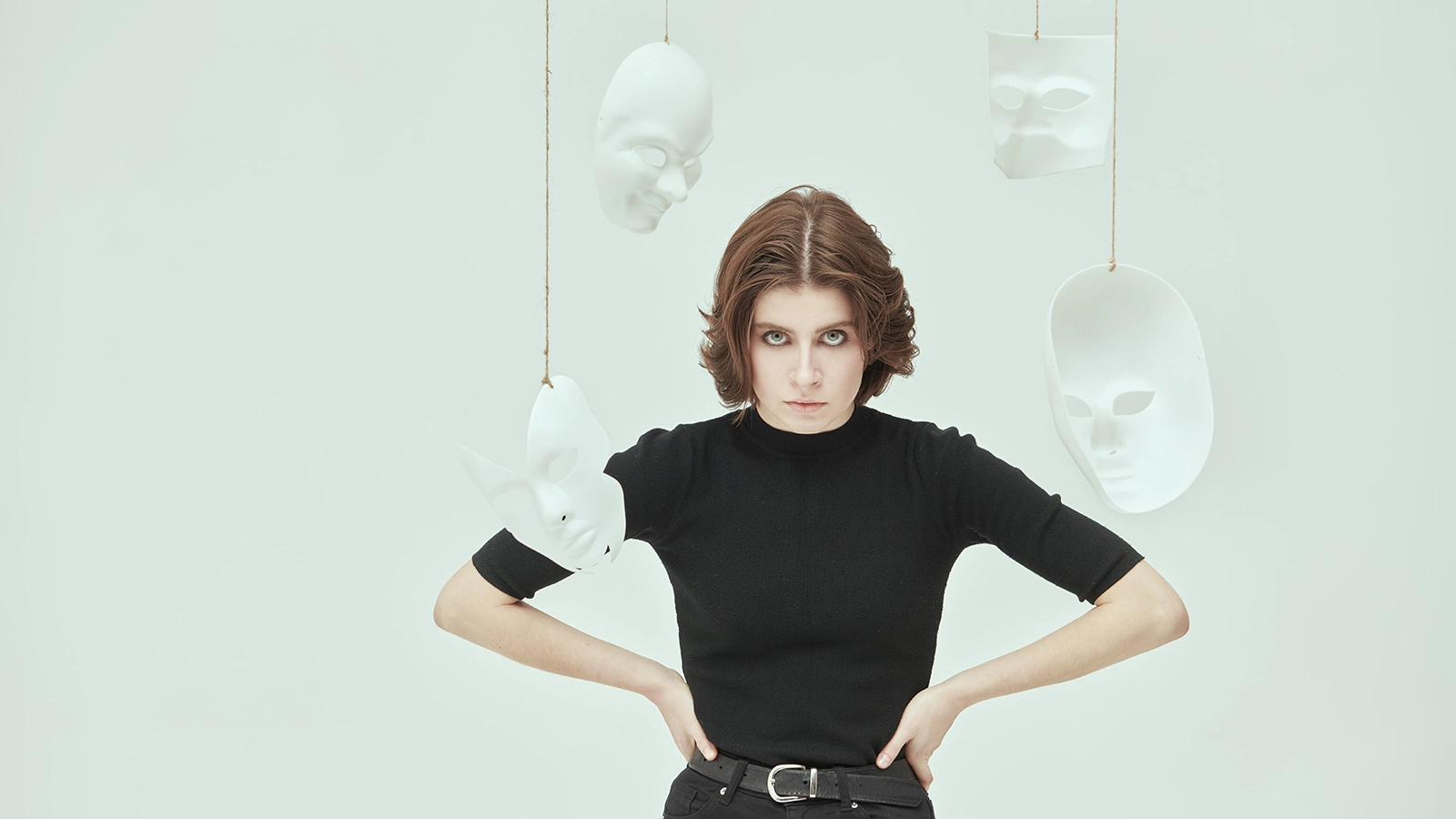 Циника отличает повышенный критицизм, недоверчивость, склонность к сарказму и черному юмору