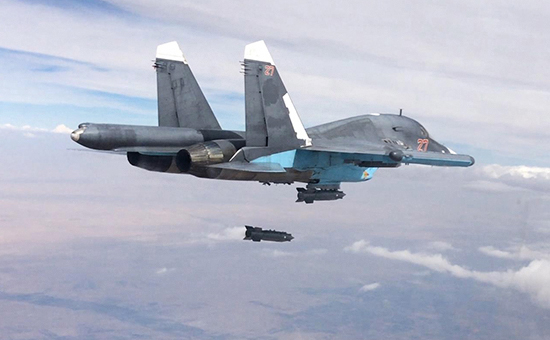 Российский многофункциональный истребитель-бомбардировщик Су-34 во время нанесения авиационного удара в провинции Ракка