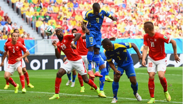 Эннер Валенсия  из сборной Эквадора забивает первый гол своей команды во время матча в группе Е Швейцария - Эквадор. 15 июня,  Бразилиа, Бразилия.