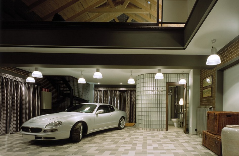 Главное украшение мэнкейва в этом загородном доме на Новорижском шоссе &mdash; принадлежащий хозяину автомобиль Maserati