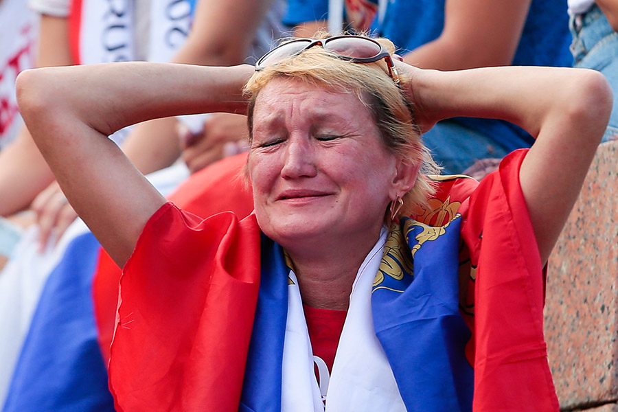 Болельщица сборной России в фан-зоне во время трансляции матча в Волгограде