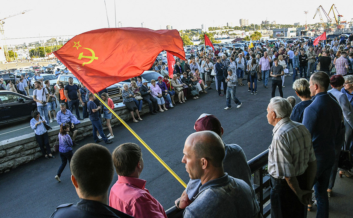 Стихийная акция протеста у здания краевой администрации во Владивостоке
