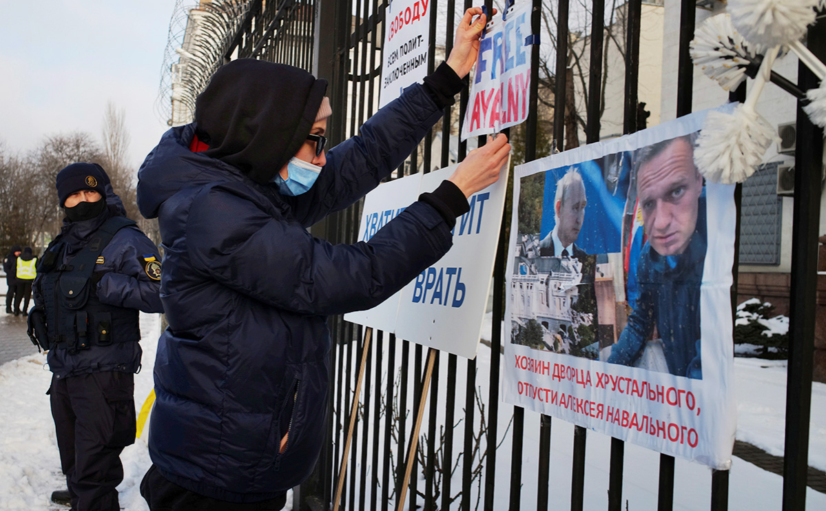 Обстановка перед посольством России в Киеве, Украина
