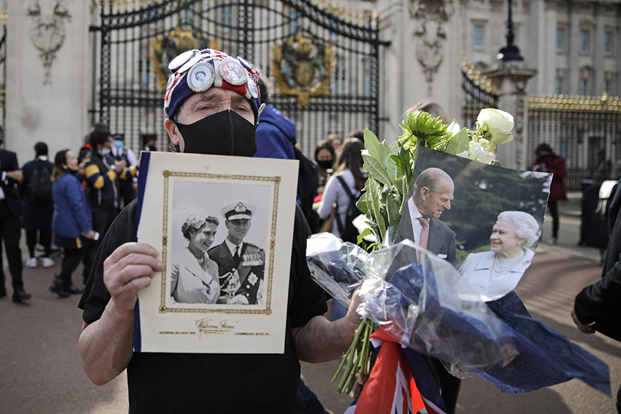 В Великобритании начался траур по случаю смерти принца Филиппа. Флаг над Букингемским дворцом приспустили наполовину, к дворцу начали приносить цветы