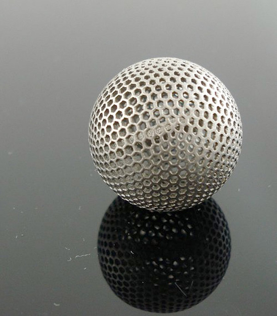 Вот такой ажурный шарик из титана невозможно создать традиционными способами. У него отсутствуют стыки и швы, а еще он обладает новым свойством&nbsp;&mdash; упругостью, и отскакивает от пола, как мяч.