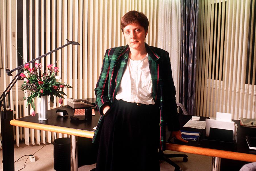 Ангела Меркель в своем кабинете, начало 1990-х годов