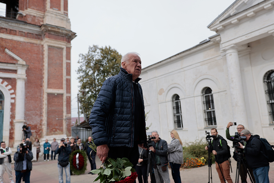 На фото еще один коллега Мадянова Сергей Гармаш. Среди их общих проектов&nbsp;&mdash; фильм &laquo;12&raquo;, где они сыграли присяжных. Вместе со всеми остальными актерами Мадянов был удостоен премии &laquo;Золотой орел&raquo; за лучшую мужскую роль.