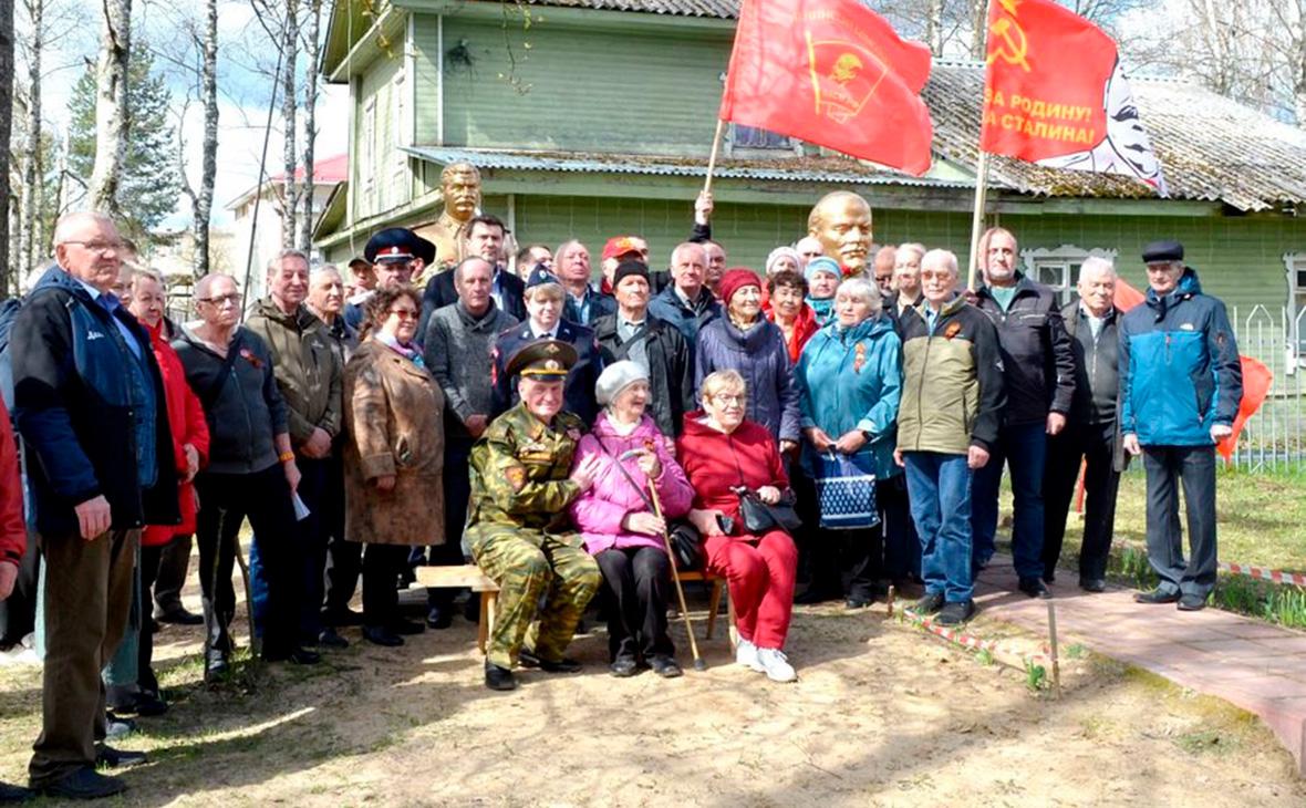 Открытие памятника Иосифу Сталину в поселке Кадуй Вологодской области, 4 мая 2025 года