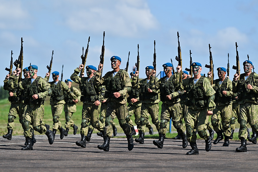Омск. Показательные выступления военнослужащих на праздновании Дня ВДВ на полигоне 242-го учебного центра ВДВ в поселке Светлый в Омске