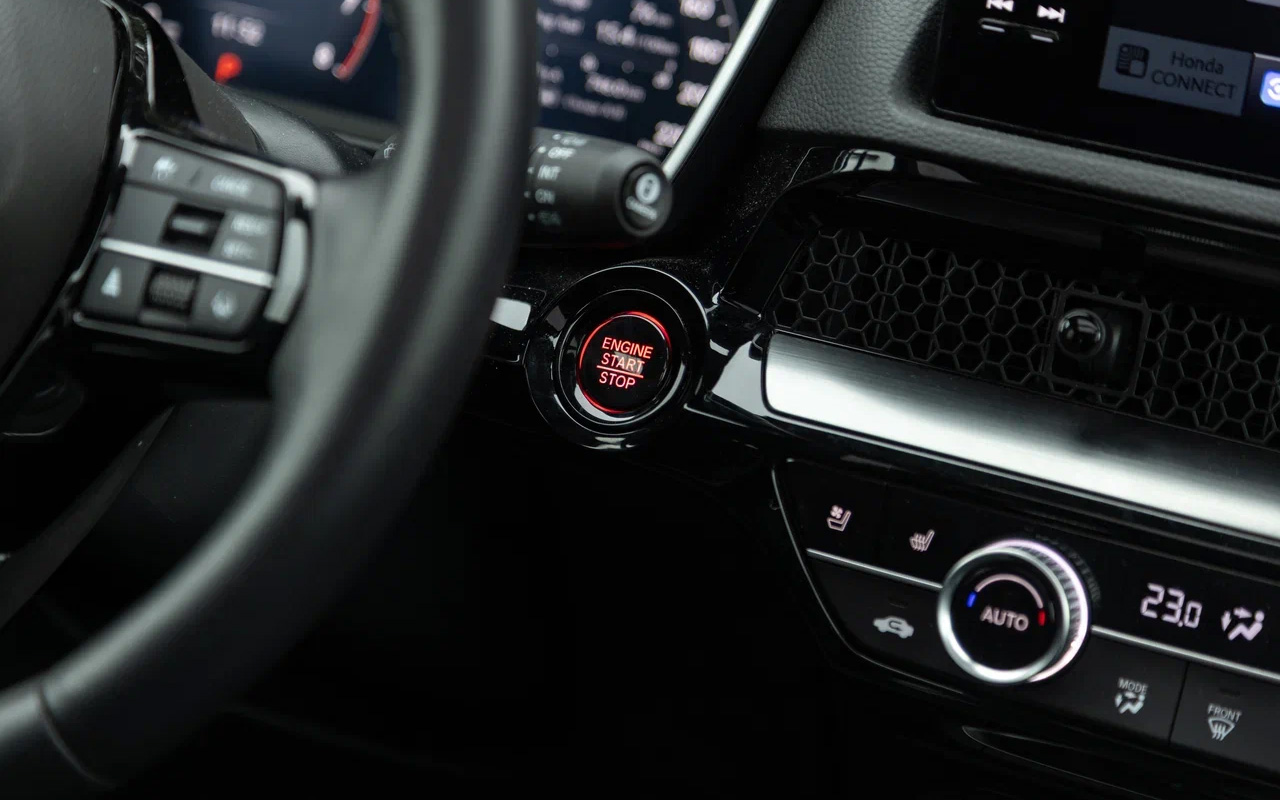 Нащупать кнопку запуска мотора в Honda CR-V с непривычки сложно: она успешно&nbsp;прячется за рулевым колесом&nbsp;