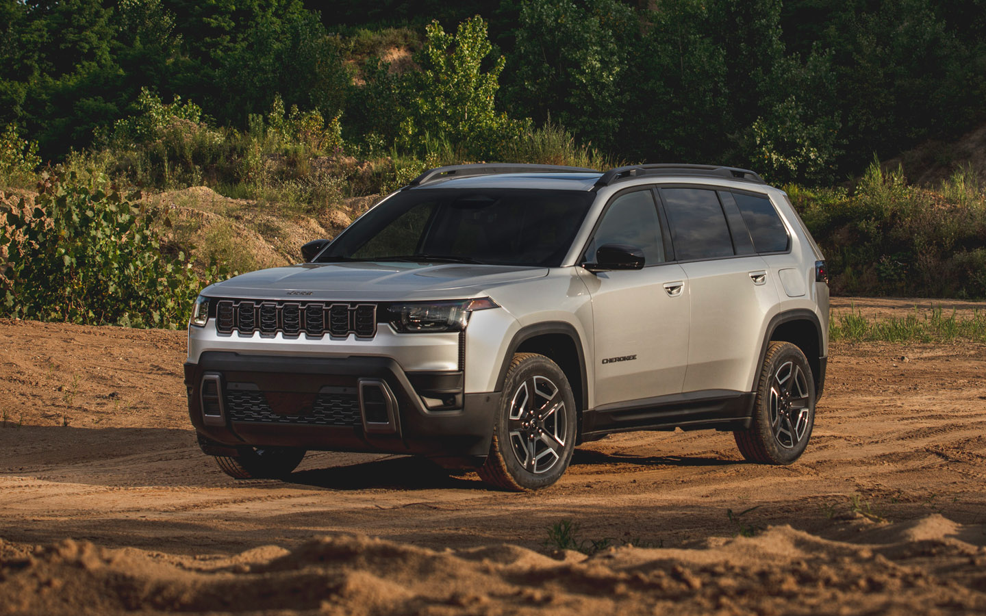 
            Комфорт вместо проходимости. Каким получился новый Jeep Cherokee
        