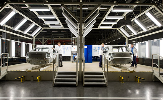 Сборка автомобилей на заводе немецкого концерна Volkswagen в Калуге